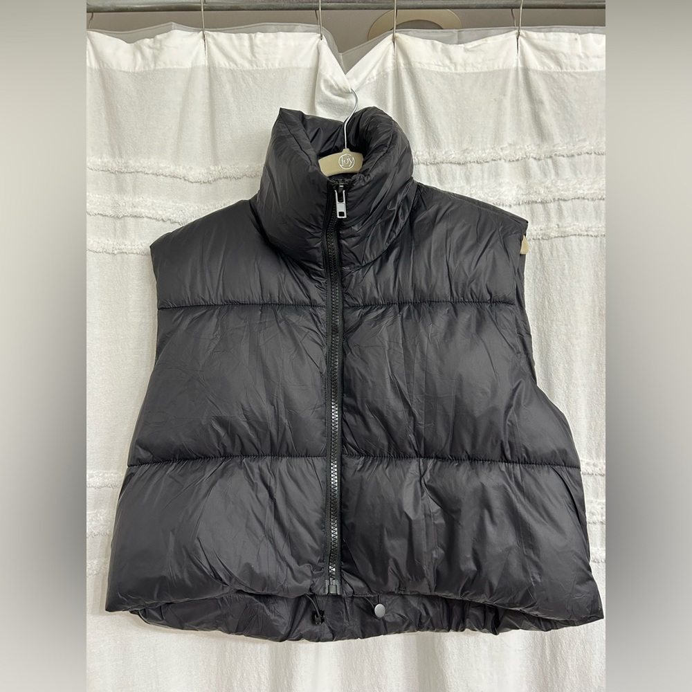 Amazon Women's Cropped Black Puffer Vest, Size Medium